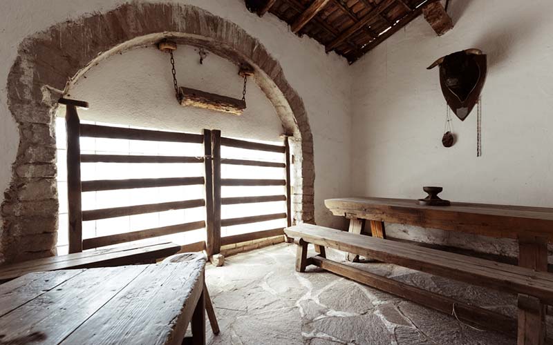 Interior de Ex Hacienda San Juan Pan de Arriba,con mesa de madera y algunos instrumentos rudimentarios
