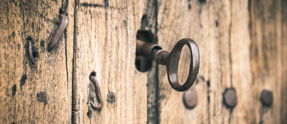 Encuadre a puerta de madera clásica de Guanajuato con llave antigua